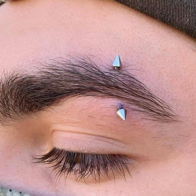 Eyebrow-Piercing-with-a-Spike-650x650