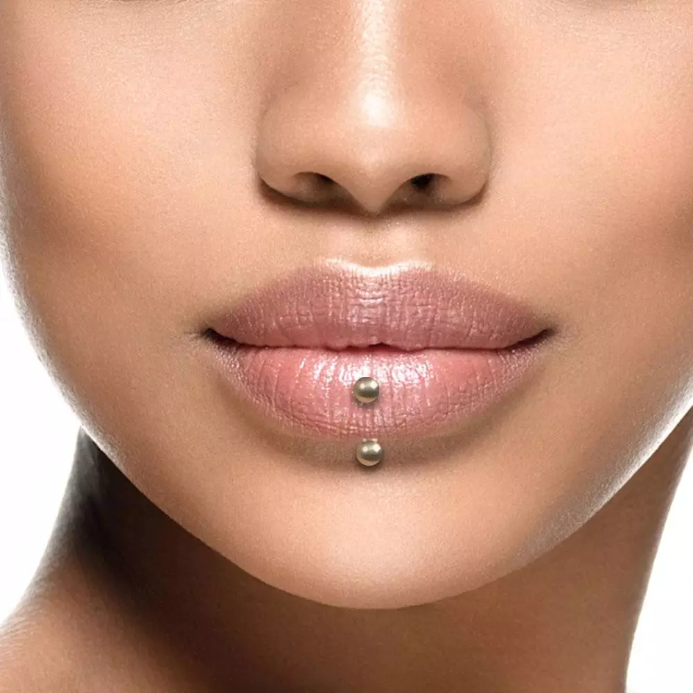 lip-piercing-vertical-labret