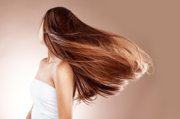 beauty-hairstyle-hair-care-woman-studio-brown-background-haircare-cosmetics-aesthetics-young-female-model-with-balayage-after-salon-treatment-healthy-growth-texture 590464-124165